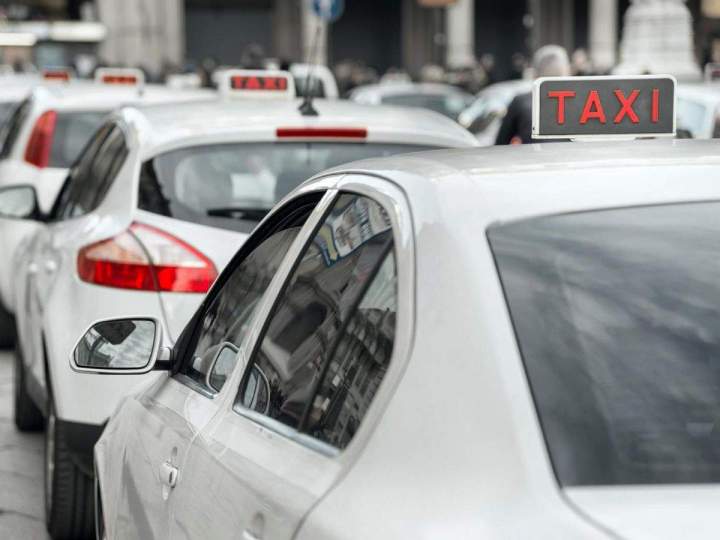 TAXIS CAMARETOIS vous propose des circuits touristiques personnalisés à Camaret-sur-Aigues et ses environs.